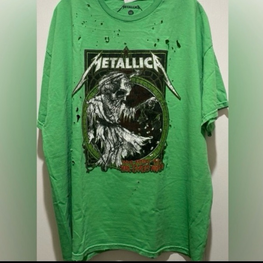 🏷️ NWOT • Metallica Distressed Graphic T-Shirt